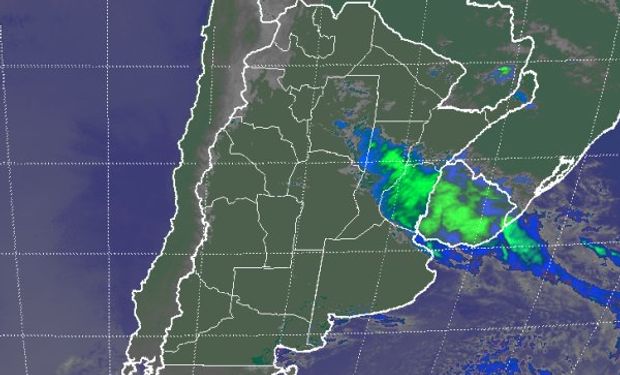 En el recorte de imagen satelital, se aprecia el corrimiento de la nubosidad hacia el este, cubriendo ya gran parte de Uruguay.