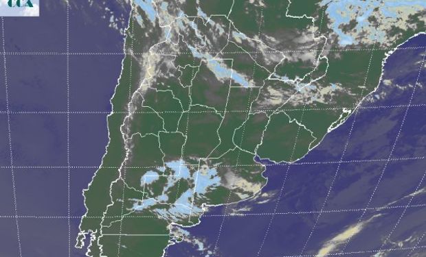 Sobre el sur comienza a inestabilizarse el aire húmedo producto del acercamiento de la zona frontal, que tenderá a volverse estacionaria en el área.