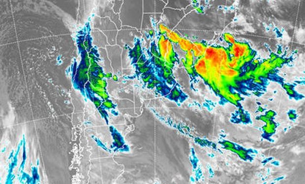 En la imagen satelital, pueden apreciarse las tormentas que afectan el sur de Corrientes y buena parte del este entrerriano.