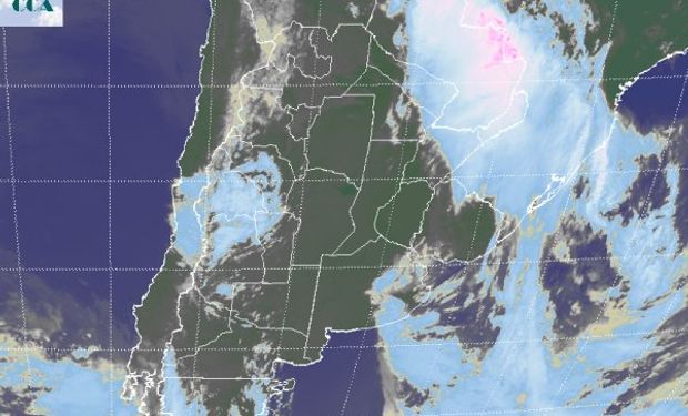 Comienza a formarse la típica coma que se observa en la etapa en que el sistema de baja presión comienza a cerrarse sobre su centro.