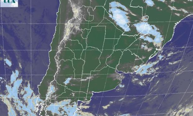 En la foto satelital se aprecian muy escasas coberturas nubosas y en todo caso son nubes bajas.