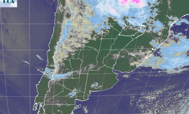 La imagen satelital presenta algunas nubes bajas dispersas en la región pampeana, pero con un comportamiento muy sectorizado.