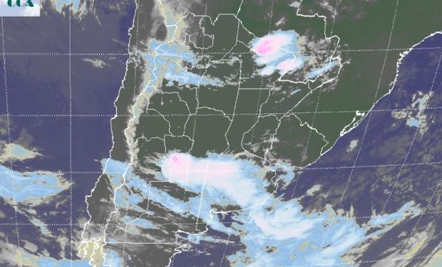 En el recorte de imagen satelital, puede apreciarse una extendida banda nubosa que se extiende desde el centro de SL hacia el sudeste de BA.
