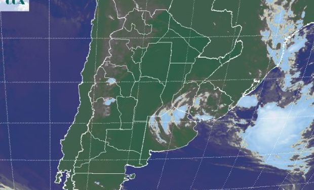 En la imagen satelital se observan nubes de escaso potencial pluvial sobre el norte de BA y la provincia de ER.