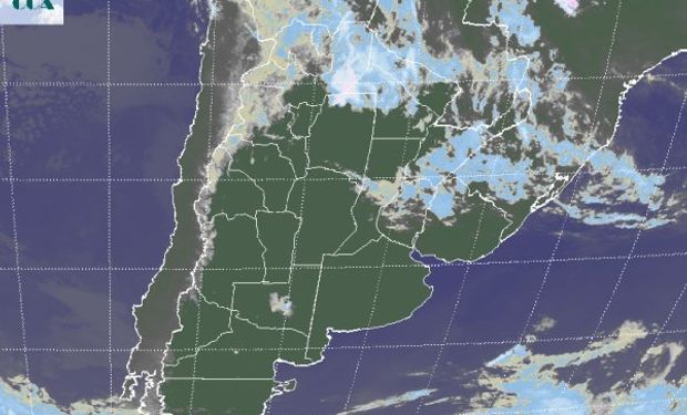 En la imagen satelital se aprecian residuos de nubosidad del paso del frente cálido del fin de semana que desde el NOA se movió hacia el sur de Brasil.