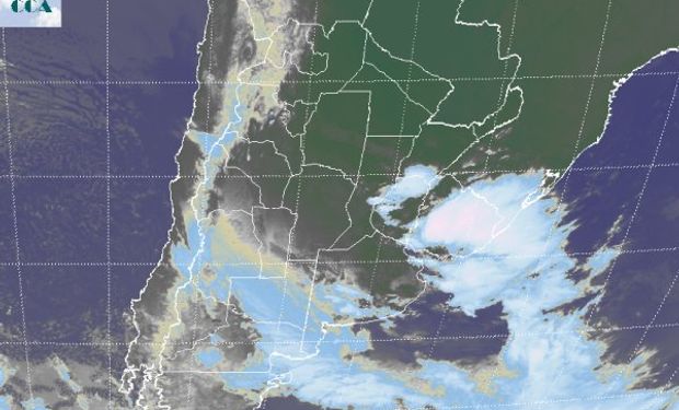 En el recorte de imagen satelital, se aprecian nubes de buen desarrollo pero con despliegue sectorizado sobre el sudoeste de Buenos Aires.