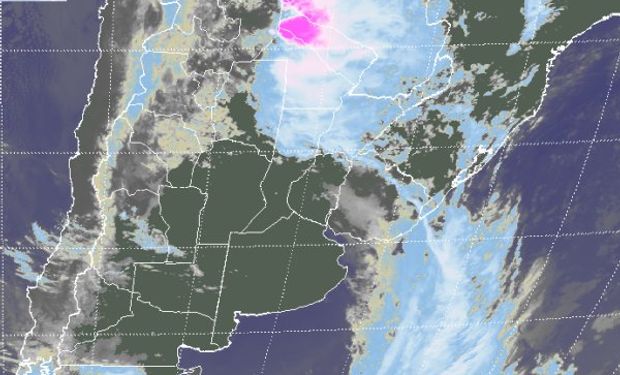 En el recorte de imagen satelital, pueden observarse celdas de tormenta de buen desarrollo sobre el oeste de Formosa y las vecindades de Paraguay.