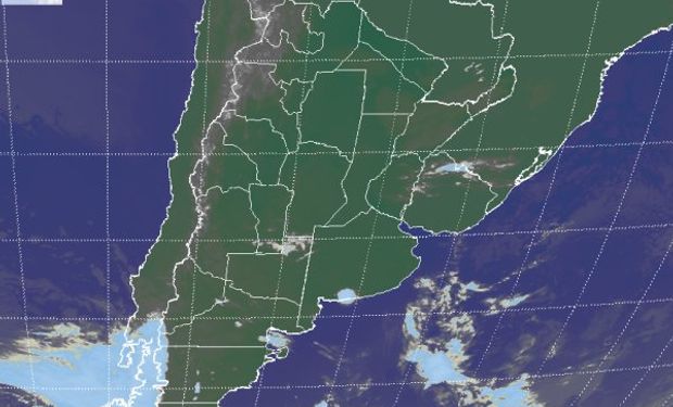 La foto satelital responde a la presencia del sistema de alta presión sobre el continente, mostrando la persistencia de cielos con escasa nubosidad.