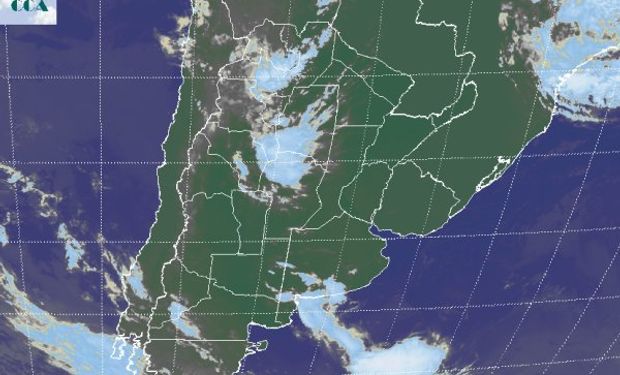 La foto satelital muestra coberturas nubosas de variado desarrollo que se despliegan desde el oeste del NOA hasta el norte de CB.