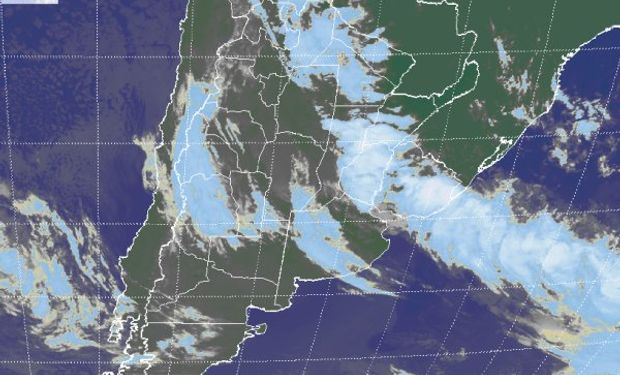 La foto satelital muestra el epicentro de la actividad en el centro sur de la Mesopotamia y también en el este de Uruguay.