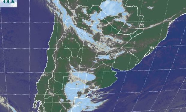 La foto satelital presenta una vasta cobertura nubosa ingresando sobre el sudoeste de la región pampeana.
