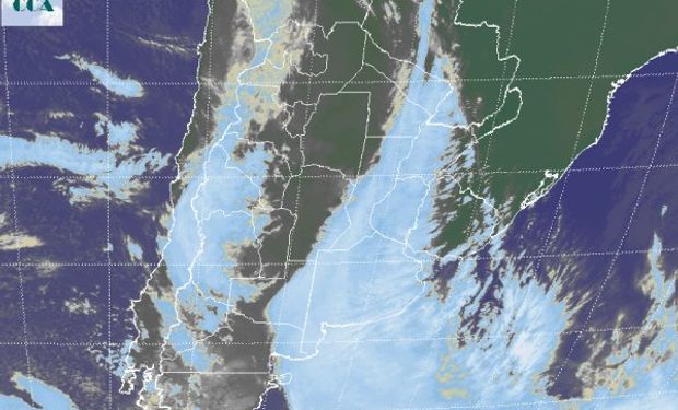La foto satelital aún presenta una extendida banda nubosa que lentamente se ira alejando hacia el este.