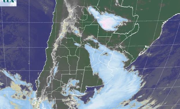 La foto satelital muestra como el frente se va desplazando hacia el este impulsado por la baja presión que se ubica frente a las costas del sur de BA.