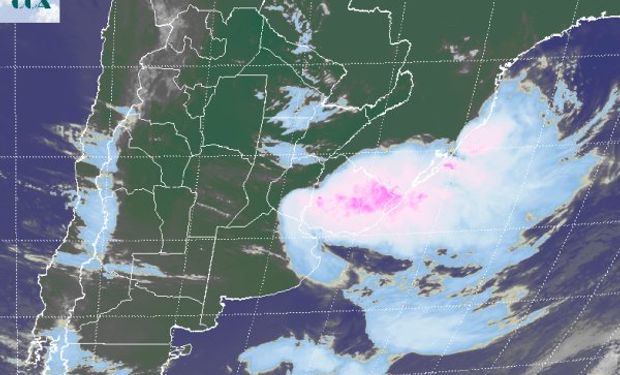 La foto satelital apoya gráficamente la descripción previa. Nubes de gran desarrollo cubren buena parte de Uruguay.