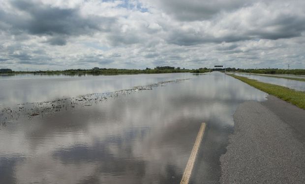 Las intensas lluvias inundaron rutas, caminos y calles en Santa Fe y Córdoba. Foto: LA NACION / Marcelo Manera