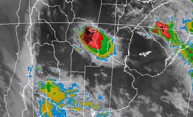 En la imagen satelital se destaca el desarrollo de tormentas con nubes de gran desarrollo vertical sobre el noreste de Córdoba.