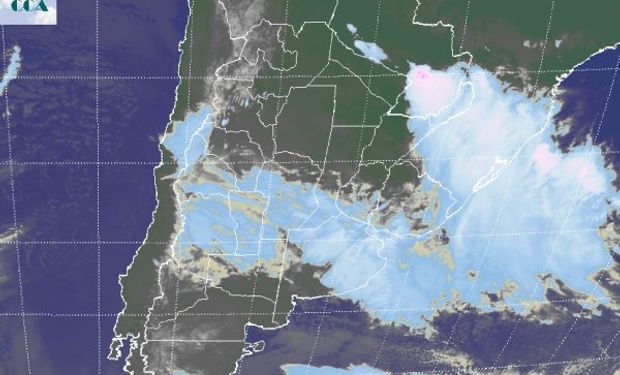 En la imagen satelital se observa la influencia de una zona de mal tiempo que comenzó a desplegarse desde el oeste y actualmente toma toda la región pampeana.