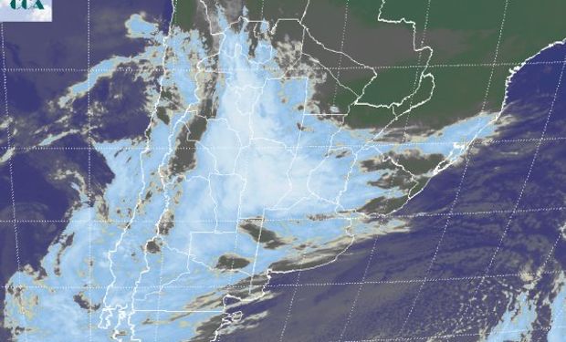 La imagen satelital presenta un homogéneo campo de nubosidad que se despliega desde Tucumán hasta el sudoeste entrerriano.