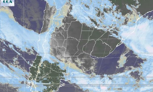 En la foto de satélite, sólo en la Patagonia aparecen zonas donde los cielos despejados son los que mandan.