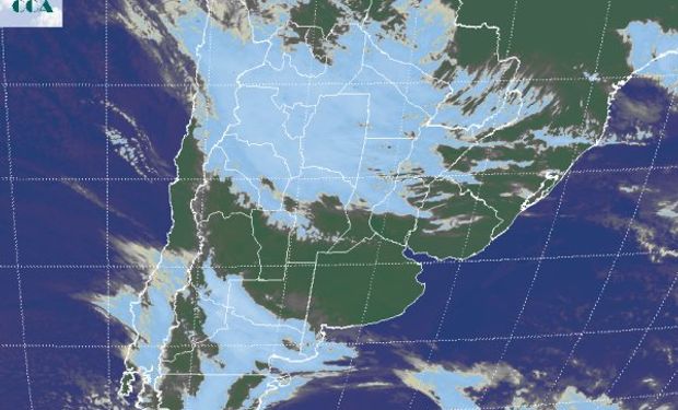 En el recorte de imagen satelital, se destaca la homogénea cobertura de nubes bajas que domina el norte del país.