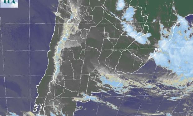 En el recorte de imagen satelital, apenas logra insinuarse el inicio del rompimiento de las coberturas nubosas sobre el sudoeste de la región pampeana.