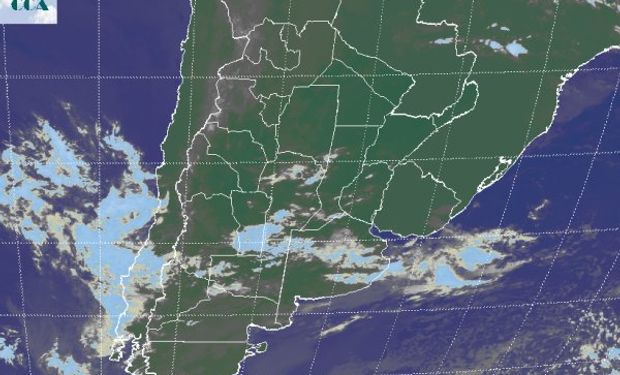 En el recorte de imagen satelital se destacan las nubes que transitan el centro del país.