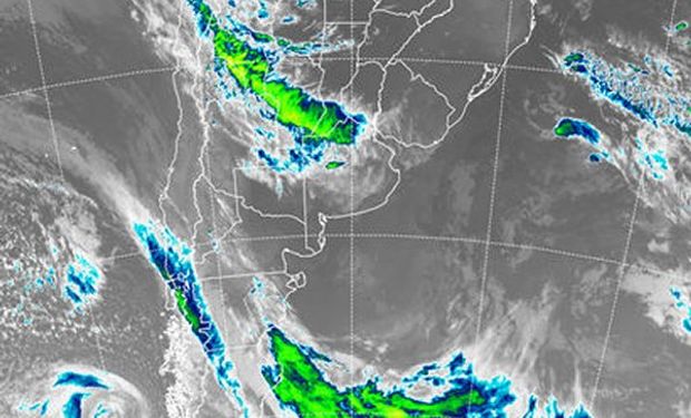 En el recorte de imagen satelital, se aprecia una extendida banda franja de nubosidad que se despliega desde el sur del NOA hasta el norte de Buenos Aires.