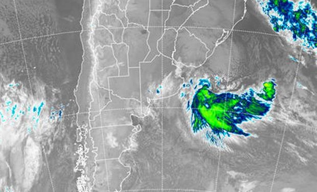 Se aprecia cómo se va desplazando hacia el océano la perturbación que ayer afectó la provincia de Buenos Aires.