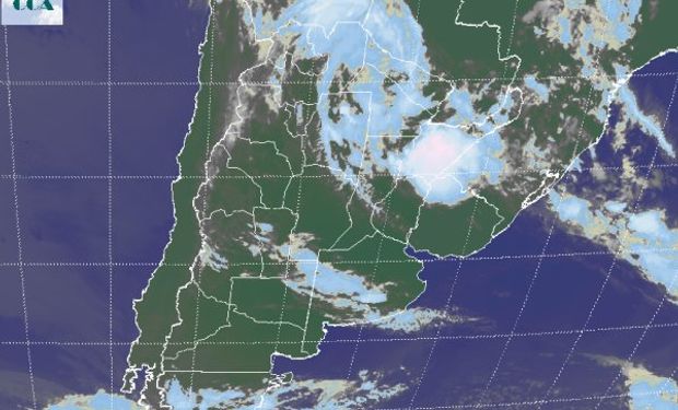 La foto satelital permite observar las tormentas que se ubican en territorio correntino.