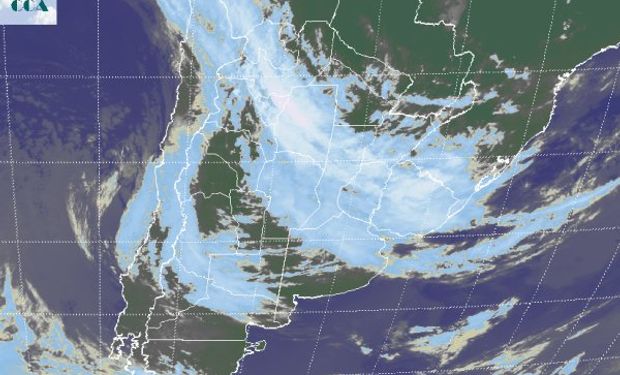 La foto satelital ayuda a dimensionar la vasta extensión de las coberturas nubosas.