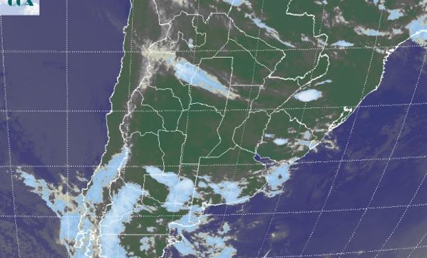 La foto satelital muestra coberturas de nubes bajas transitando el sector central y norte de la región pampeana.