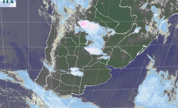 La foto satelital presenta algunas tormentas que desde el sur de Salta se proyectan hacia el NEA.