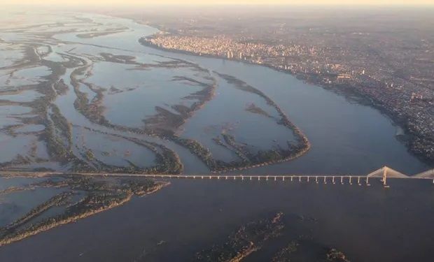 Doble impacto de las lluvias: luego de tocar mínimos históricos, se recupera la altura del río Paraná