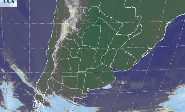 La foto satelital permite observar cómo se mantiene un vasto sector del sudeste de Sudamérica dominado por cielos despejados.