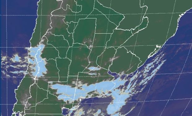 La foto satelital muestra la extendida banda nubosa que se despliega en el sur de la región pampeana.