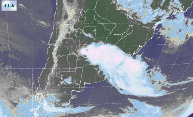 En la Imagen Satelital puede observarse claramente la posición del sistema frontal desde el centro de Córdoba.