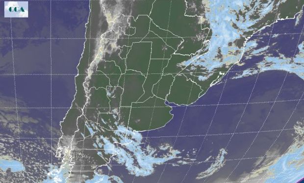 En el recorte de la Imagen Satelital puede observarse el vasto despliegue de cielos despejados en el centro y norte del país a la espera de otra jornada con intensa radiación solar.