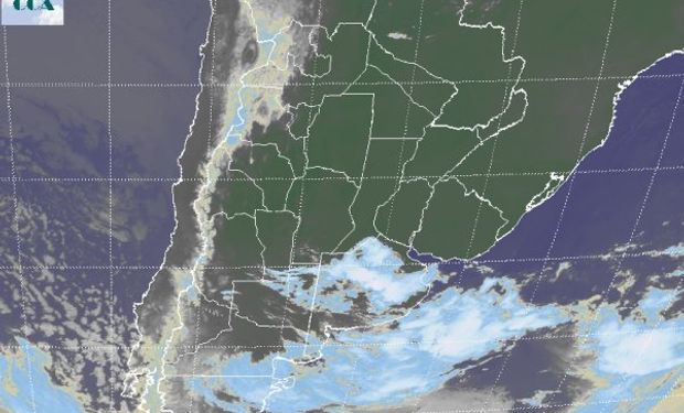 En la foto de satélite, se aprecia una línea de nubosidad de mayor desarrollo a lo largo de la cual se están generando algunas tormentas.