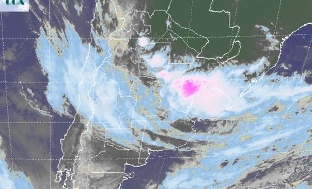 La foto satelital aún muestra el epicentro de la actividad meteorológica sobre el norte entrerriano, lo cual genera un panorama de máxima alerta.