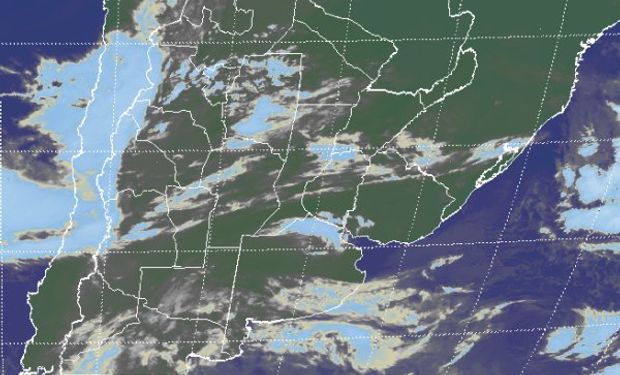 La foto satelital presenta con claridad el despliegue de nubes bajas que desde el norte de la Patagonia define una franja continua hasta el sudeste de BA.