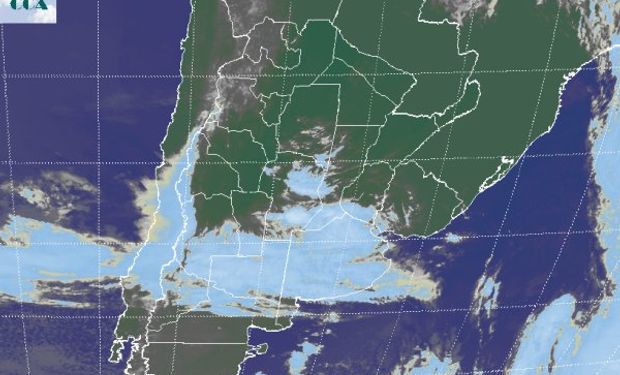 La foto satelital muestra vastas coberturas nubosas en las provincias de BA y LP, las cuales lentamente comienzan a tomar el sur de la zona núcleo.