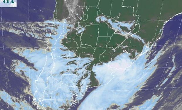 La foto satelital muestra como este primer sistema de mal tiempo se está desplazando hacia el este, a la vez que otra onda ingresa desde el oeste.