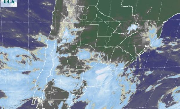 La foto satelital permite identificar el área principal de las nubes de mayor desarrollo sobre la provincia de BA, con áreas de tormenta en algunos corredores del este.
