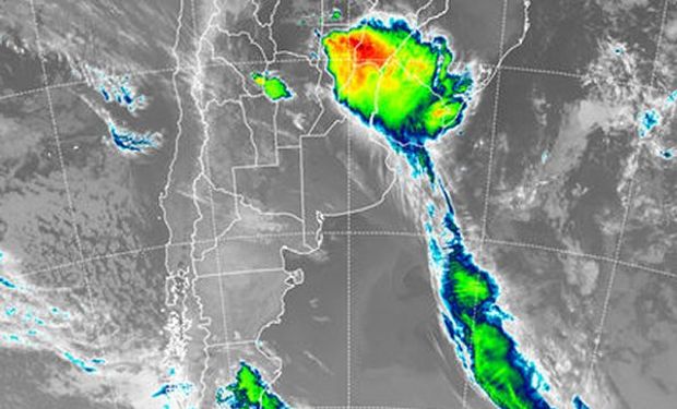 Se aprecia un importante área de tormentas sobre el noreste de Santa Fe, sur de Corrientes y el centro norte de Entre Ríos.