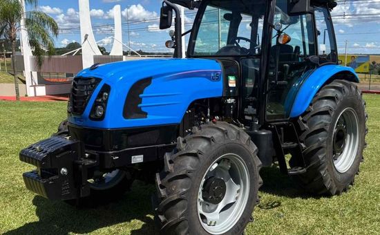 Marca apresenta novas soluções de mecanização e condições de acesso durante feira em Cascavel, com foco em modernização, tecnologia e agricultura familiar