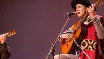 El joven payador Luciano Bares, nieto del Indio Bares, explicó cómo payar y la diferencia con el freestyle