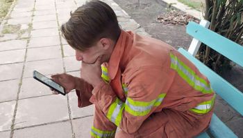 El joven bombero que paró de trabajar para rendir un examen de agronomía en la plaza 