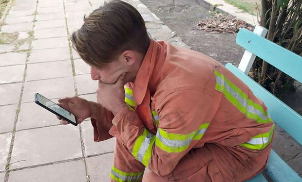 El joven bombero que paró de trabajar para rendir un examen de agronomía en la plaza 