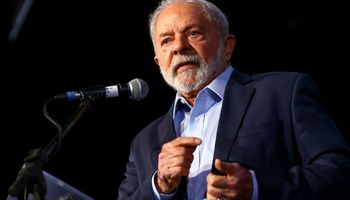 Campos Neto trabalha contra o país e Tarcísio influencia BC, acusa Lula