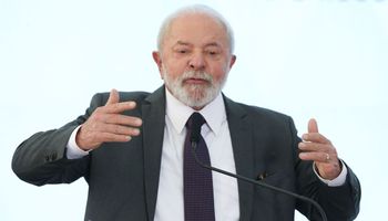 Com pneumonia, Lula cancela viagem à China